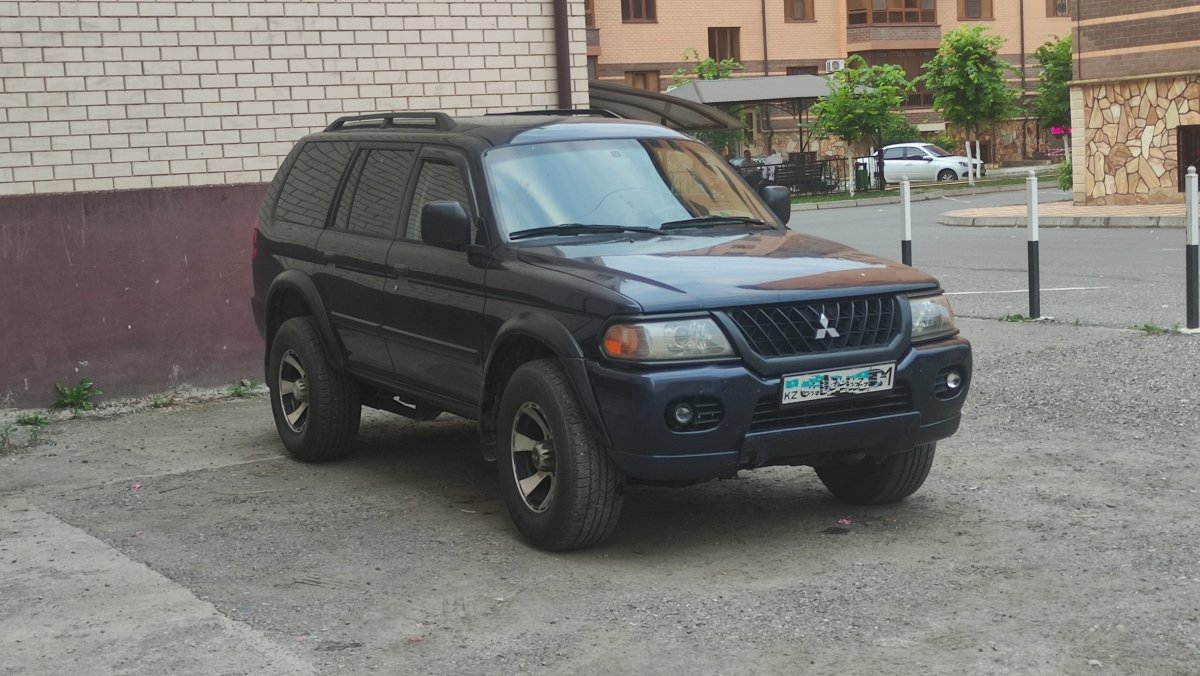 Mitsubishi Montero Sport 1