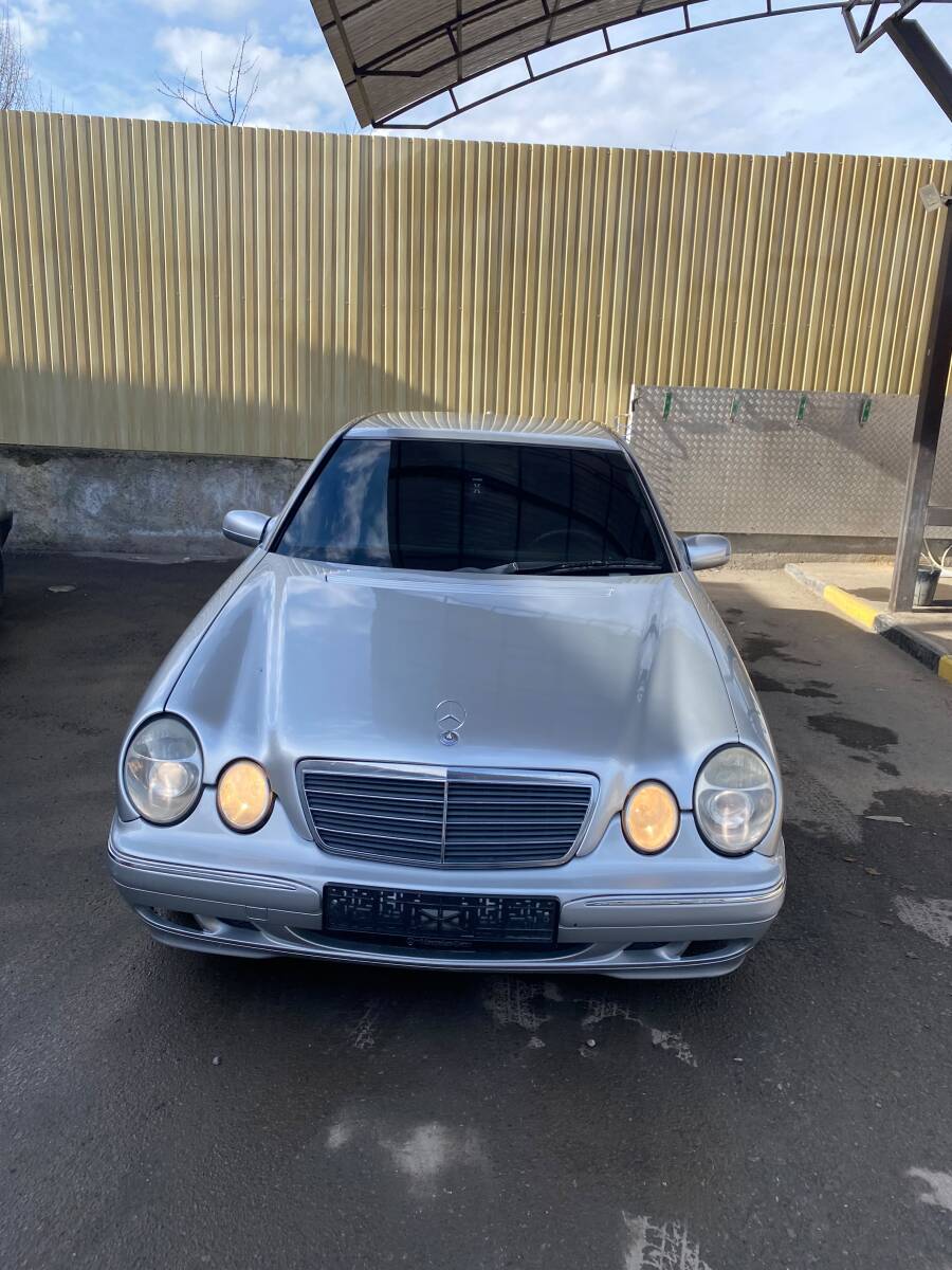 Мерс 210  очкарик